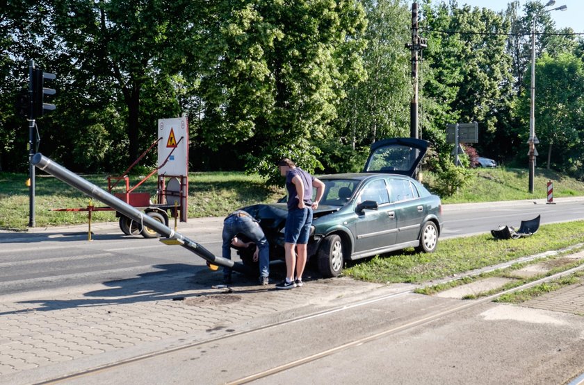 24-latek wjechał oplem astrą w sygnalizator na al. Unii Lubelskiej w Łodzi