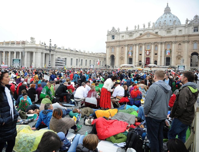 Wierni na placu św. Piotra przed kanonizacją. Fot. EPA/MAURIZIO BRAMBATTI/PAP/EPA