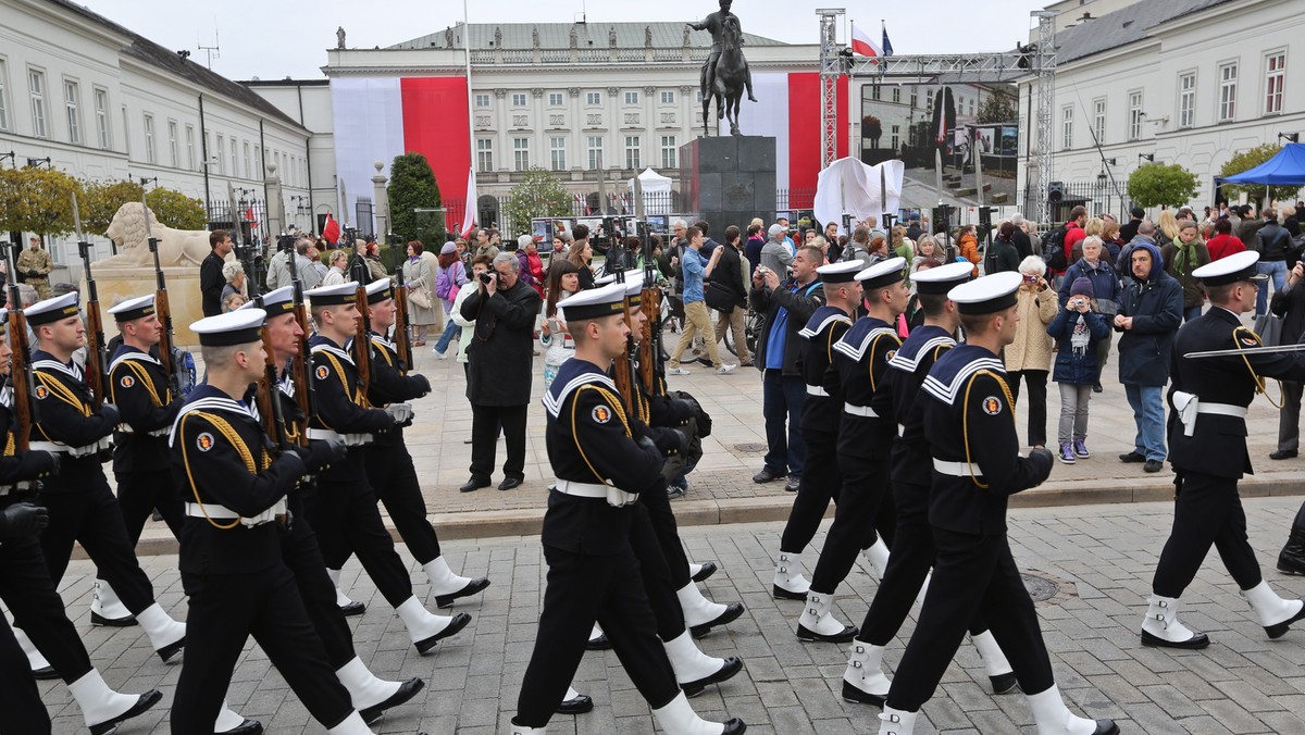 Wciągnięcie flagi państwowej na maszt na dziedzińcu Pałacu Prezydenckiego było punktem kulminacyjnym czwartkowych obchodów Dnia Flagi RP. Prezydent Bronisław Komorowski powiedział, że flaga biało-czerwona łączy Polaków ponad granicami.