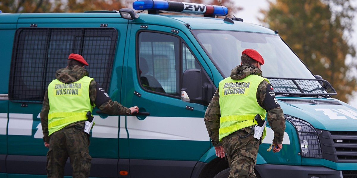 Utrudnienia na autostradzie A4. Auto Żandarmerii na boku