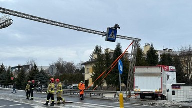 Auto uderzyło w znak drogowy, który spadł na głowę seniorki. Kobieta trafiła do szpitala