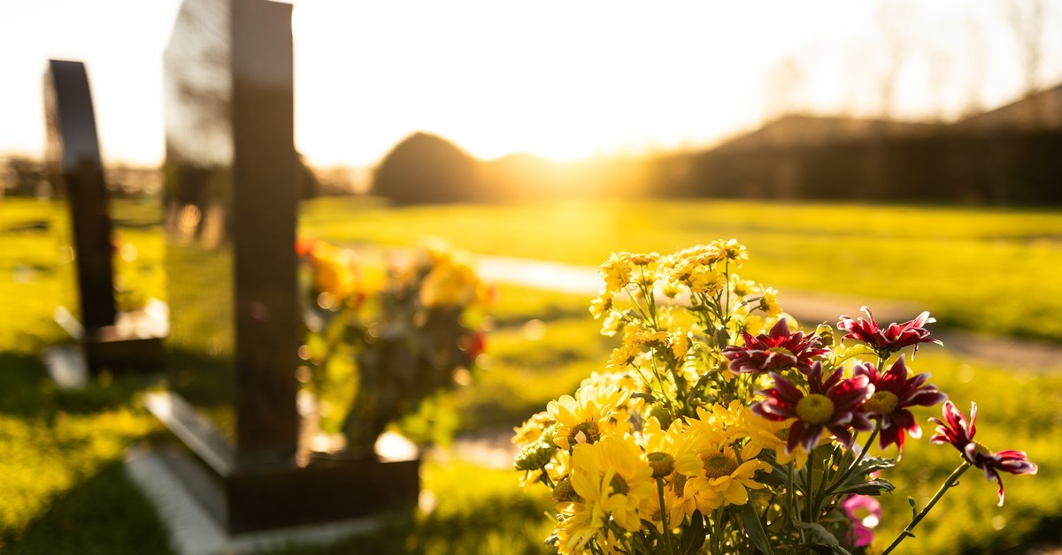 Nowe zasady pochówku coraz bliżej. MZ daje zielone światło, a Kościół ostrzega: „To praktyka heretycka”