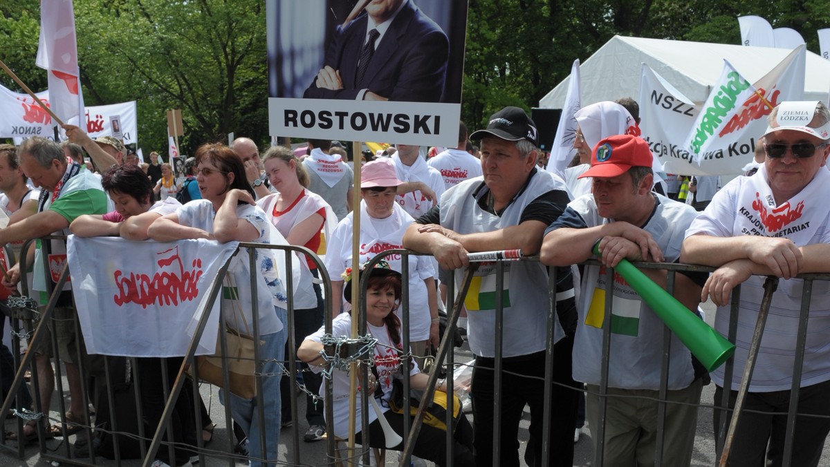 - Niedopuszczalne jest, gdy premier, posłowie, marszałek Sejmu i ministrowie są zamknięci - mówił w radiu TOK FM poseł SLD Ryszard Kalisz o piątkowej blokadzie budynku Sejmu przez związkowców "Solidarności". - Nie rozumiem decyzji, dlaczego marszałek nie wpuściła "Solidarności" na salę obrad. Ale później w środku siedział minister spraw wewnętrznych i skandalem jest, że policja nie reagowała - ocenił polityk.