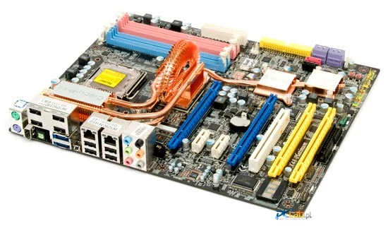 Dwa dodatkowe gniazda PCI Express x16 są żółte