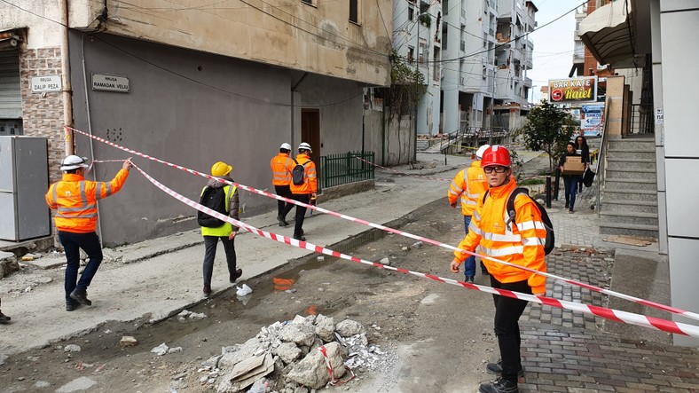 Grupa inżynierów w Durrës. Na pierwszym planie po prawej Donica