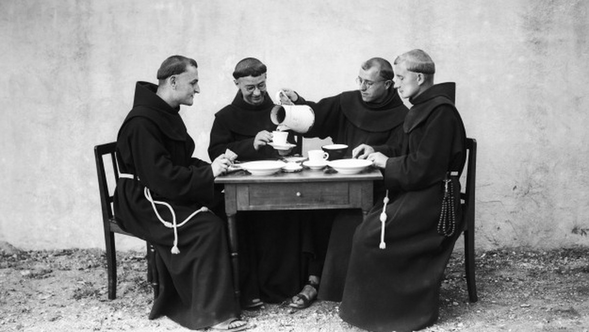 Niektórzy tylko wrzucają coś szybko "na ruszt", inni rozkoszują się wymyślnymi potrawami. A jak wygląda posiłek u mnichów?