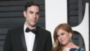 Sacha Baron Cohen i Isla Fisher przekazali milion dolarów na pomoc uchodźcom