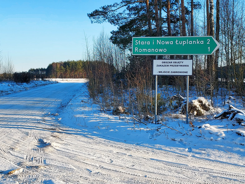 Piaskowa droga w strefie zamkniętej w kierunku Jałówki