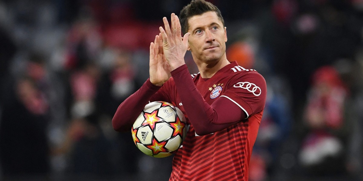 Robert Lewandowski nie poleci prosto do Barcelony.