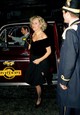 1995. Kamilla királyné egy, a londoni Ritzben tartott partin az egyik kedvenc ékszerét viselte, egy háromsoros gyöngynyakláncot, amely különlegessége és középpontja az akvamarinkő. (A váll nélküli ruha titulusából fakadóan ma már nem férne bele, így igazán furcsa ilyen ruhában látni!) 