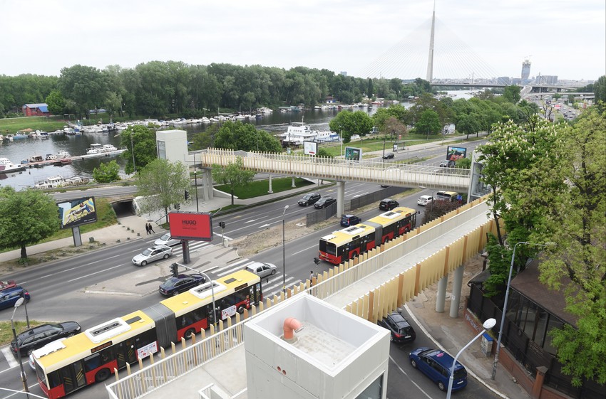 Pasarela - pešački mosta kod Ade Ciganlije I tržnog centra “Ada Mol”