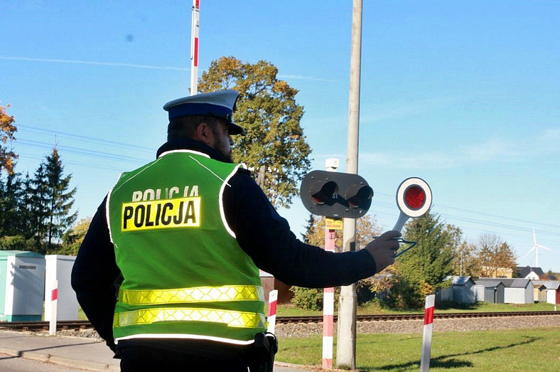 Podlascy policjanci przeprowadzili akcję, podczas której kontrolowali zachowania kierowców w rejonie przejazdów kolejowych