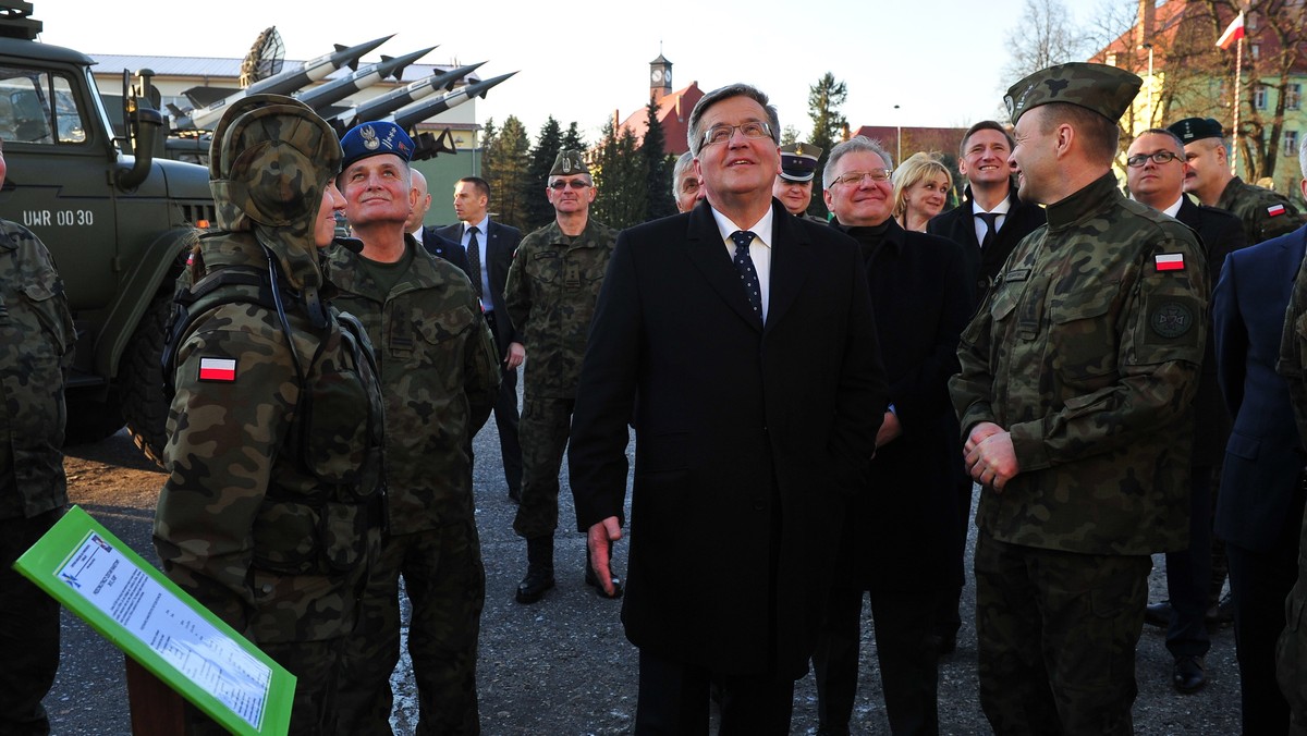 Prezydent Bronisław Komorowski podkreślał podczas poniedziałkowej wizyty w Centrum Szkolenia Sił Powietrznych w Koszalinie, że już niedługo będzie się ono przystosowywać do szkoleń z użycia nowych typów systemów obronnych - antyrakietowych i przeciwlotniczych.