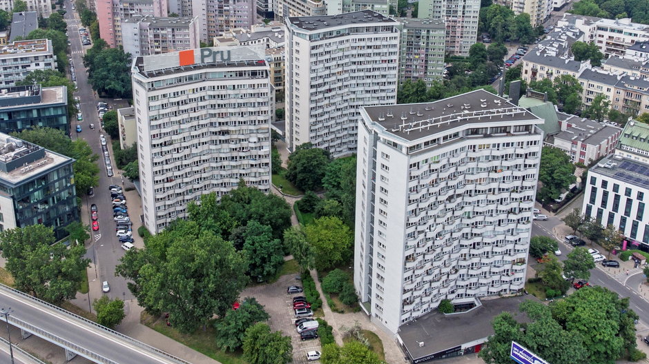 Osiedle Torwar w Warszawie. Widok od strony wschodniej. Na pierwszym planie ulica Solec i trzy budynki 24-kondygnacyjne - Iksy. W tle pozostała część osiedla i ulica Fabryczna. Fot. Emptywords, CC BY-SA 4.0, via Wikimedia Commons