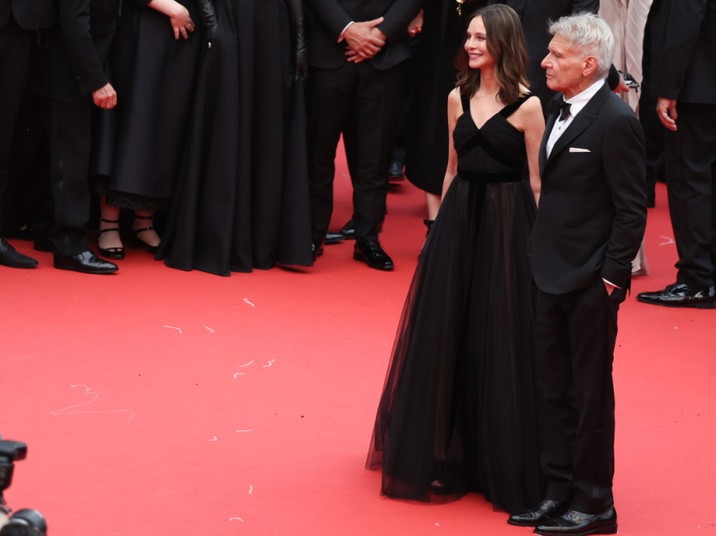 Harrison Ford i Calista Flockhart na czerwonym dywanie Festiwalu Filmowego w Cannes 2023