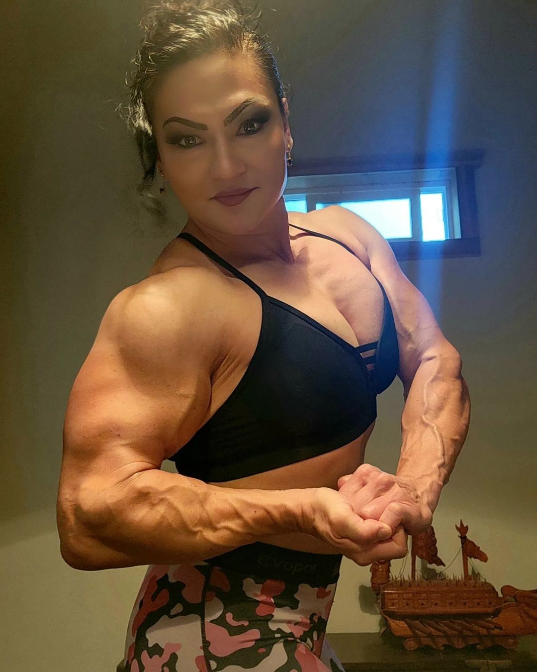 Jeanine bicepsy majú v súčasnosti 43cm a stehná 66cm. Na lavičke dokáže rukami vytlačiť 88kg a nohami 240kg v sériách po 12.