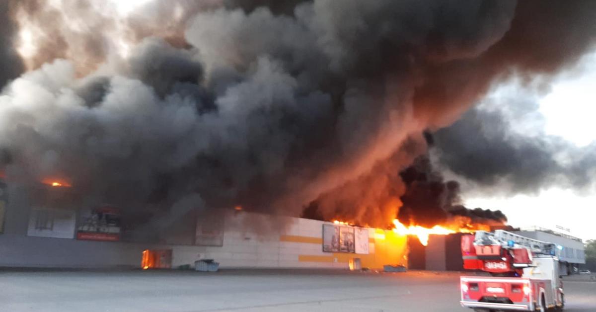 Mija rok od pożaru hali przy Marywilskiej w Warszawie. Kto podpalił obiekt? Tusk: Wiemy to już na pewno