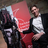 Ekso Bionics: a robottechnológiának köszönhetően egy tolószékes újra képes lesz járni
