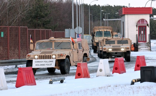 Żołnierze amerykańskiej Pancernej Brygadowej Grupy Bojowej (ABCT - Armored Brigade Combat Team) przekraczają polsko-niemiecką granice w Olszynie