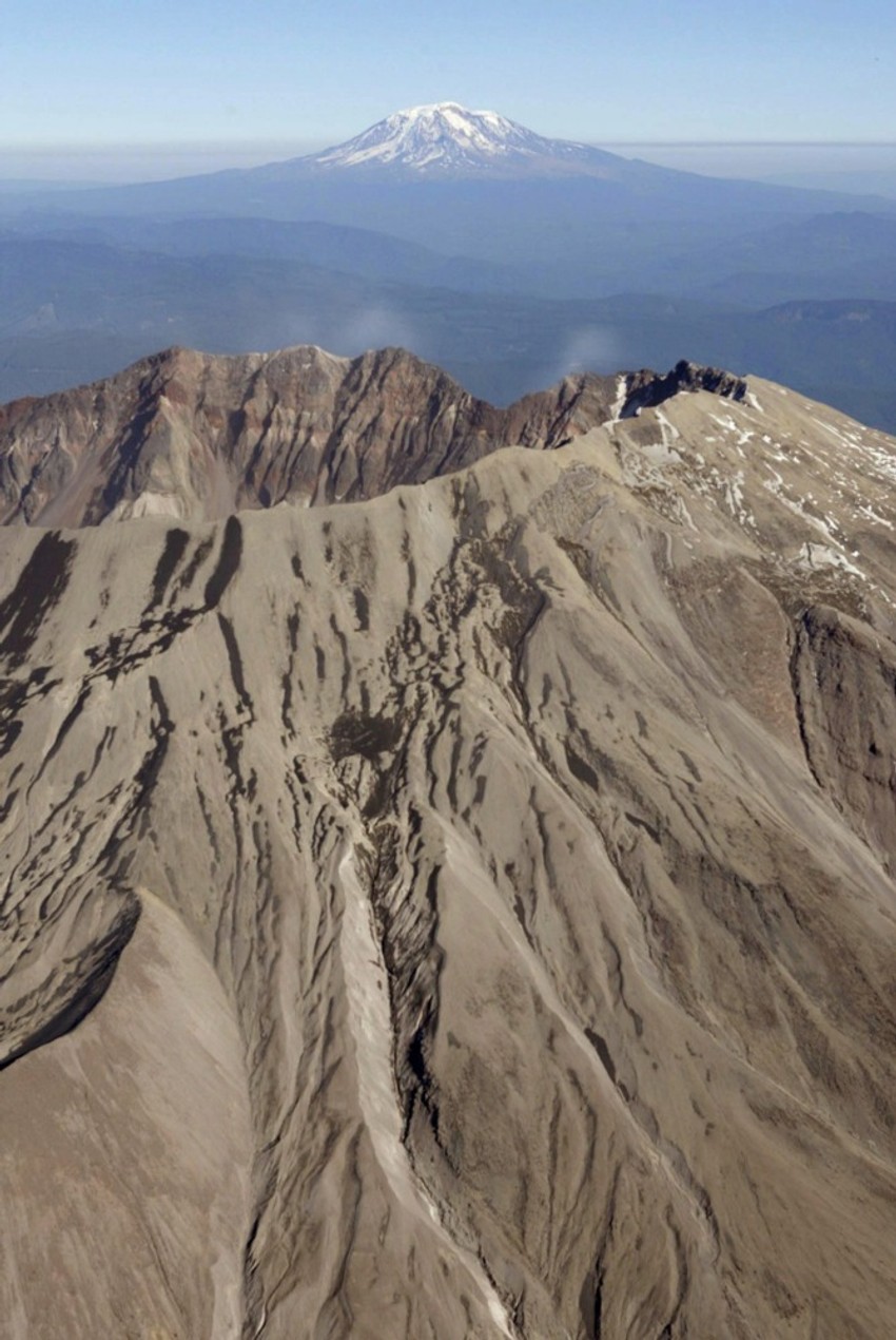 Vulkan Adams u pozadini Sent Helensa