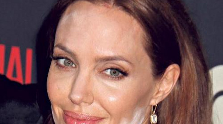 Elrontott sminkben parádézott Jolie