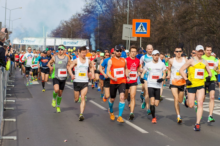 Aquanet rozleje maratończykom wodę ze specjalnych urządzeń