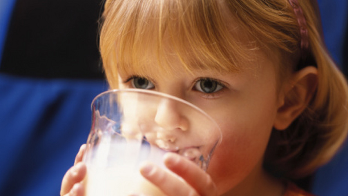 Mleko jest naprawdę niezbędne do życia, choć niełatwo tę oczywistą oczywistość zrozumieć, patrząc na kożuch lub twarożek. Ale zwłaszcza dzieci powinny się przemóc.