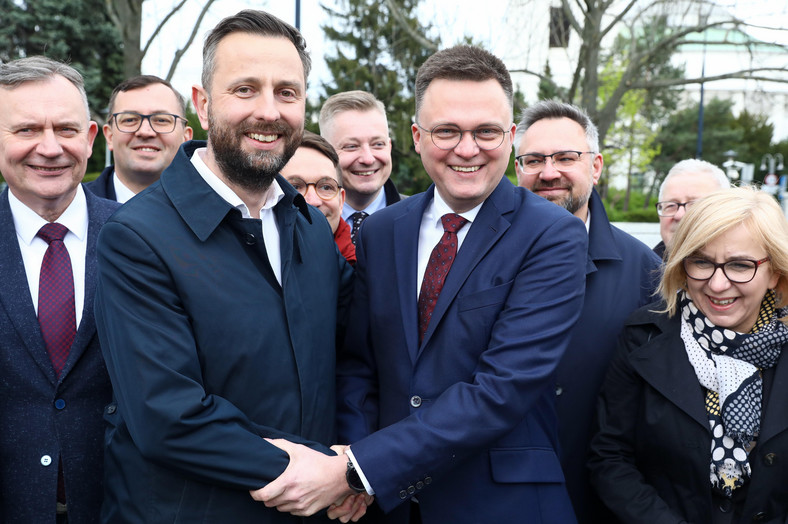 Władysław Kosiniak-Kamysz i Szymon Hołownia w kwietniu 2023 r. przed Sejmem.