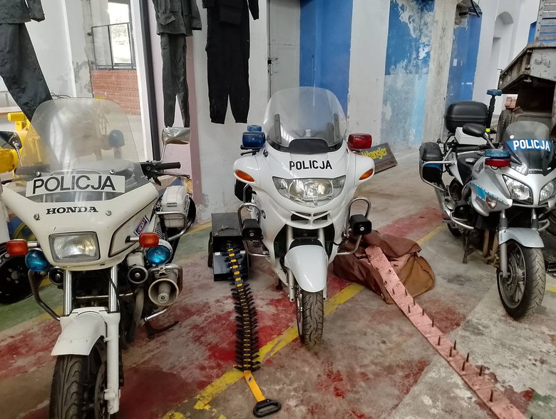 Policyjne motocykle oraz taśmy z kolcami do zatrzymywania uciekających pojazdów - kolce przebijały opony w momencie przejazdu przez nie.
