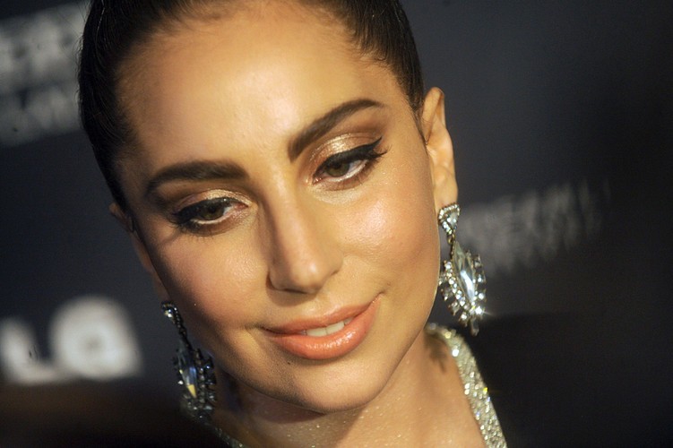 <b>Specjalista od tarota dla Lady Gagi</b>
<br>
<br>
Lady Gaga w trasę zabiera ponad 150 osób - oprócz 30 stylistów, kilku fryzjerów i krawców w ekipie znajdują się także specjalista od seansów spirytystycznych, osoba, która umie stawiać tarota oraz prywatny masażysta. W nagrodę za pracę gwiazda zamawia dla swoich współpracowników specjalny gatunek żółtego sera, który kelnerzy podają na kostkach lodu.
<br>
<br>
To nie jedyna zachcianka żywieniowa gwiazdy. Oprócz miodu (warunek konieczny) Lady Gaga żąda zazwyczaj 12 puszek różnych napojów gazowanych, sześć rodzajów witaminizowanych wód, opakowania sosu guacamole, chleba pita, majonezu, musztardy, puszki tuńczyka i olbrzymiego imbryk zielonej herbaty. Lista obejmuje też pięć wygodnych kanap, trzy stoliki do kawy i pięć luster (w tym dwa profesjonalne) do makijażu.