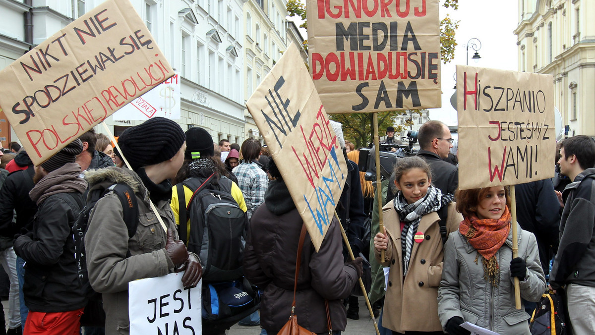 Kilkaset osób wyszło w sobotę na ulice Warszawy w marszu "oburzonych", zorganizowanym przez "Porozumienie 15 października". Wśród nich także politycy, m.in. Wanda Nowicka oraz Ryszard Kalisz.