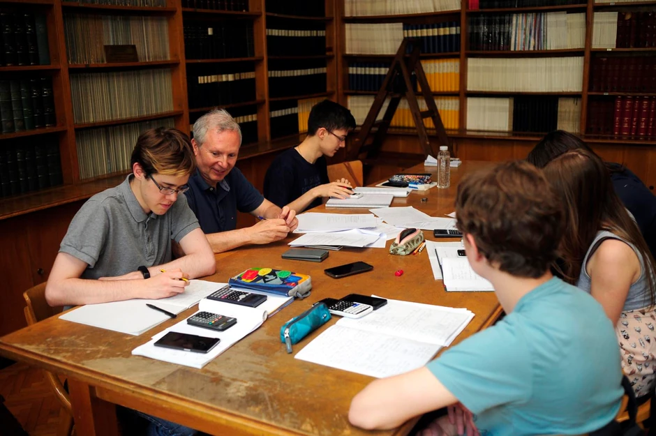 Andrej Kukuruzar (levo) tokom priprema za takmičenje na Hemijskom fakultetu