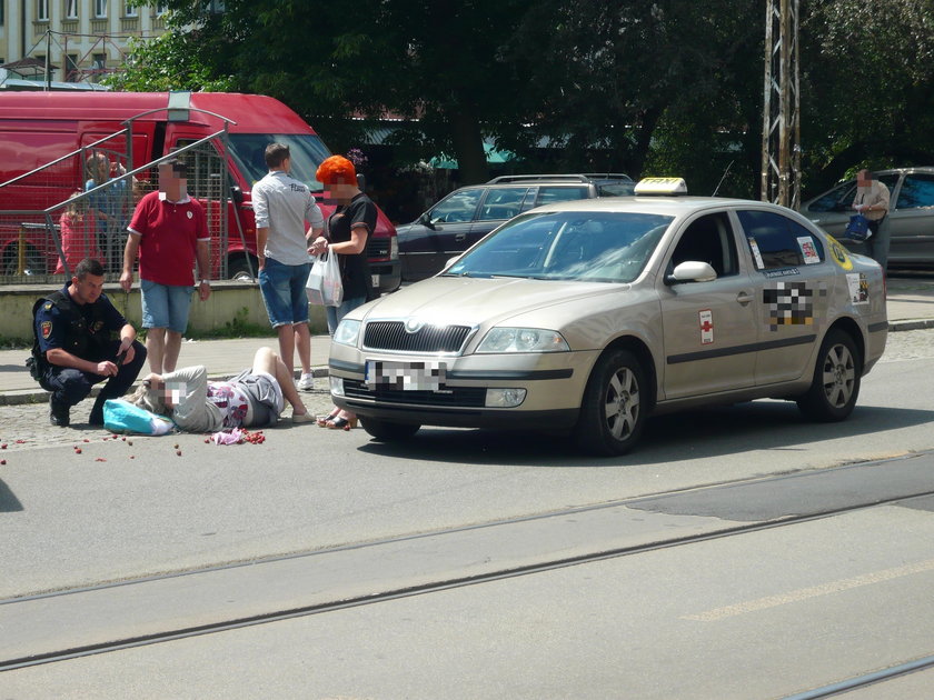 Wypadek na Zielonej w Łodzi. Potrącenie kobiety. Biegła do tramwaju