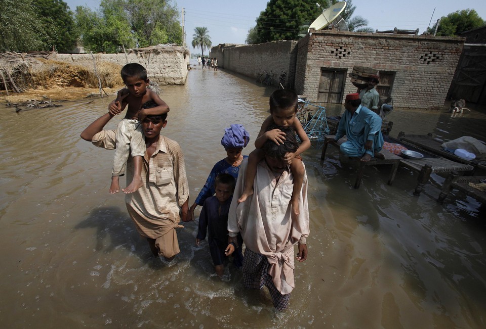 2010-08-10T072909Z_01_KAR201_RTRIDSP_3_PAKISTAN-FLOODS.jpg