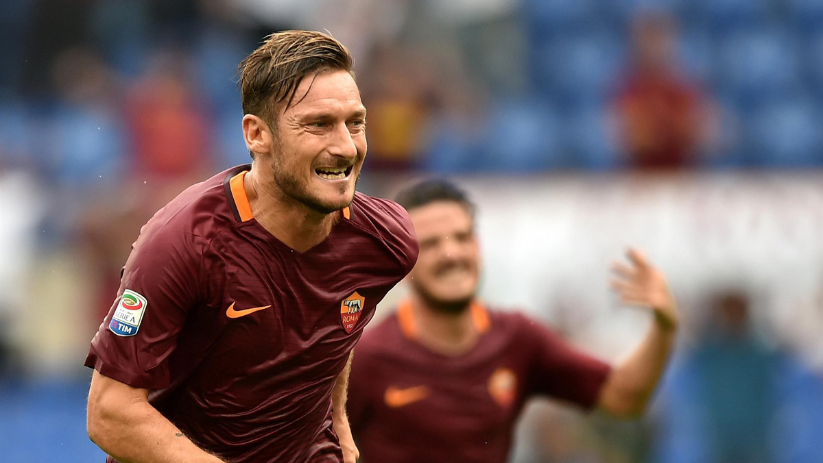 Francesco Totti musi chyba znać przepis na nieśmiertelność. W niedzielę w meczu z Sampdorią kapitan Romy został wpuszczony na boisko w 46. minucie, ale to wystarczyło mu do tego, by asystować przy golu na 2:2, a w doliczonym czasie strzelić zwycięskiego gola na 3:2. Jak długo będziemy mogli podziwiać w akcji lada moment 40-letnią legendę Romy?