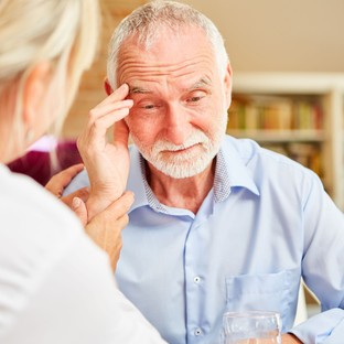 Mit tehet, ha hozzátartozója Alzheimer-kórral él? Gyakorlati tanácsok a mindennapokhoz