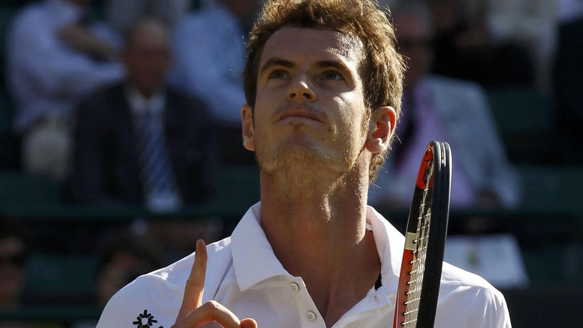 Andy Murray po raz kolejny nie sprostał presji i tuż przed finałem pożegnał się z wielkoszlemowym Wimbledonem (z pulą nagród 13,725 mln funtów). W 2009 roku lepszy okazał się Andy Roddick, w 2010 Tomas Berdych. Przed turniejem Szkot mówił: "Jestem gotowy by wygrać Wimbledon". Gotowy wciąż nie jest. Ostatnim, który dał radość był Fred Perry w 1936 roku. Od tamtego czasu Wielka Brytania wciąż wypatruje nowego mistrza.