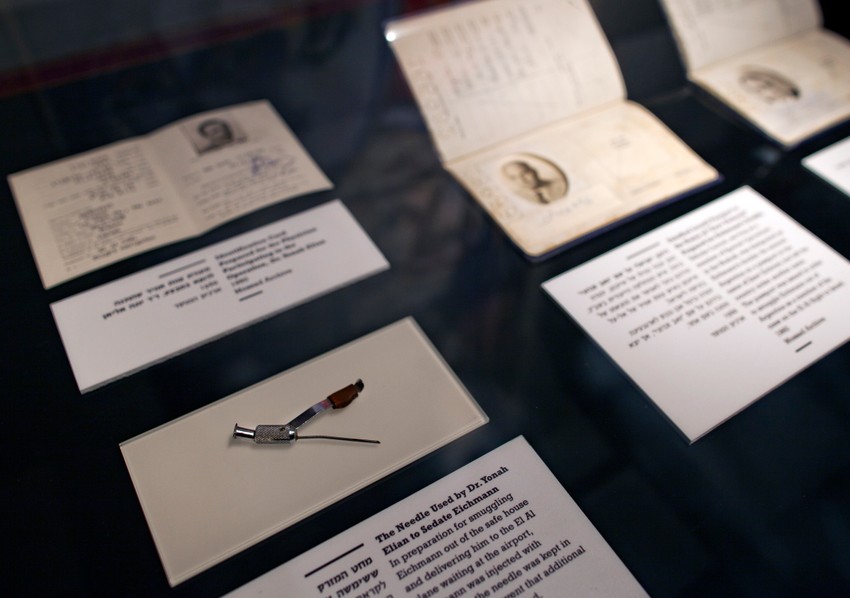 Adolf Eichmann needle foto EPA JIM HOLLANDER