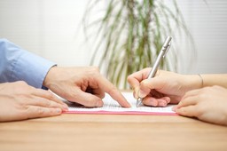 Rafalska: Decyzja o „ozusowaniu” umów o dzieło za pół roku