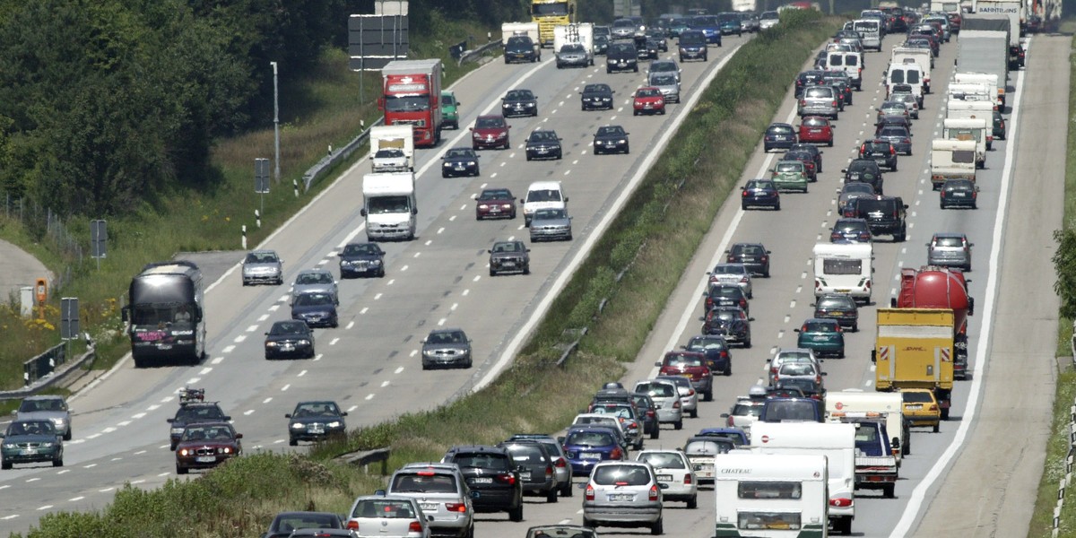 Podróżując po Europie, trzeba pamiętać, ze w większości krajów przejazd autostradami i ekspresówkami jest płatny. Dodatkowo trzeba tez płacić za przejazd niektórymi mostami, tunelami i wiaduktami.