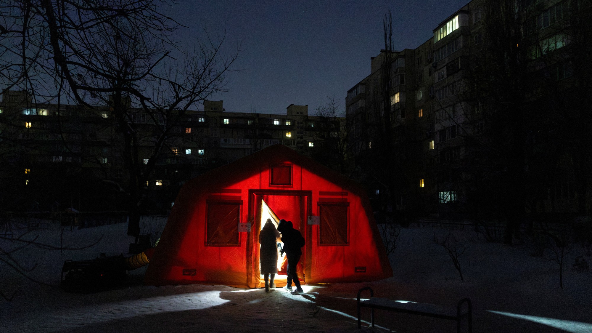 Humanitárny stan, kde sa obyvatelia sídliska v Kyjeve môžu prísť zohriať alebo si nabiť telefón.