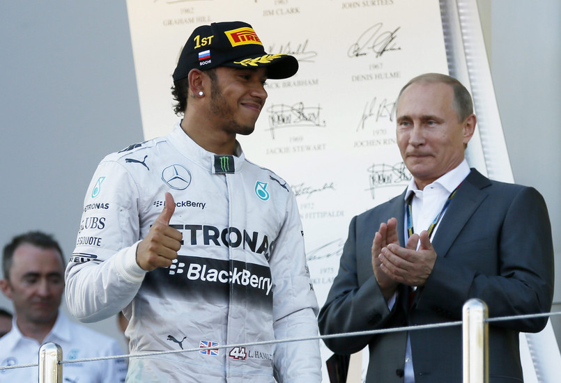 Władimir Putin carem Formuły 1. Wręczał nagrody kierowcom po Grand Prix Rosji. ZDJĘCIA