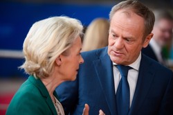 Politico: Tusk jak Kaczyński, ale von der Leyen go tak nie skrytykuje