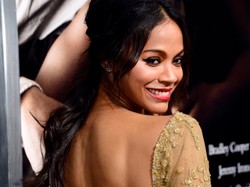 Zoe Saldana wodzi na pokuszenie... "tylnym dekoltem"