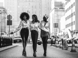 Omenaa Mensah i Sara Boruc w kampanii "Każda koszula pomaga" zbierają fundusze na szczytny cel. FOTO