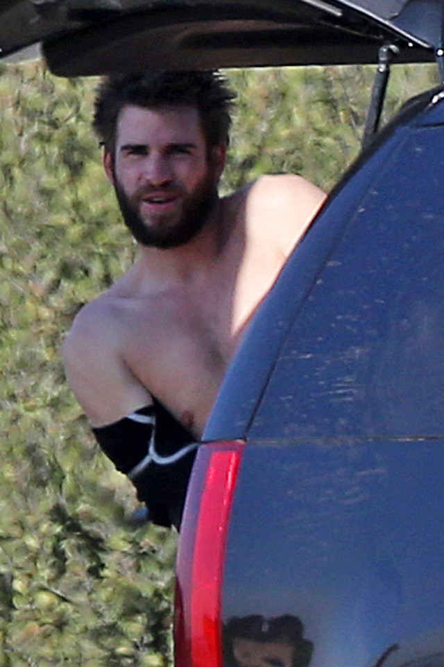 Liam Hemsworth na plaży w Malibu