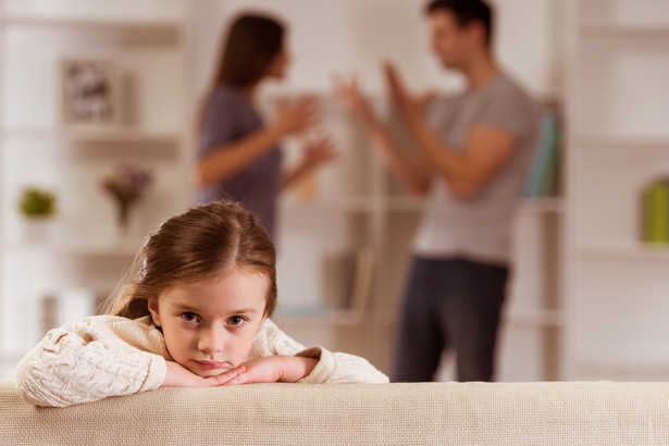 Nawet pozostawienie władzy rodzicielskiej obojgu rodzicom nie zwalnia sądu od osobnego orzeczenia o kontaktach z dzieckiem