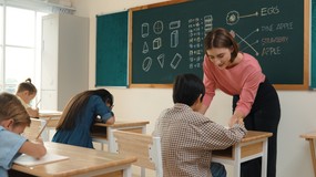 Dyrektorzy i nauczyciele czekają na stanowisko resortu edukacji w sprawie godzin ponadwymiarowych