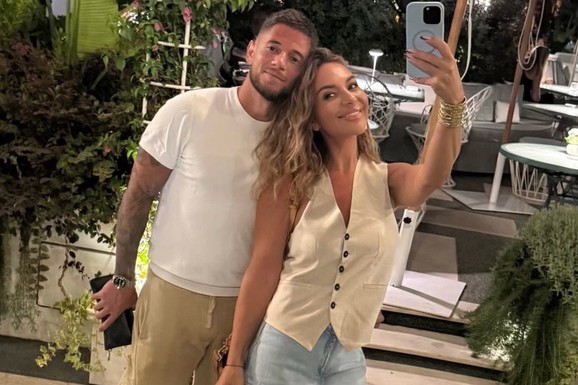 U MINIĆU I ŠTIKLAMA 20 DANA NAKON POROĐAJA Pevačica (41) sa mlađim mužem otišla iz Srbije: On je čvrsto drži oko struka, pokazala kako uživaju (Foto)