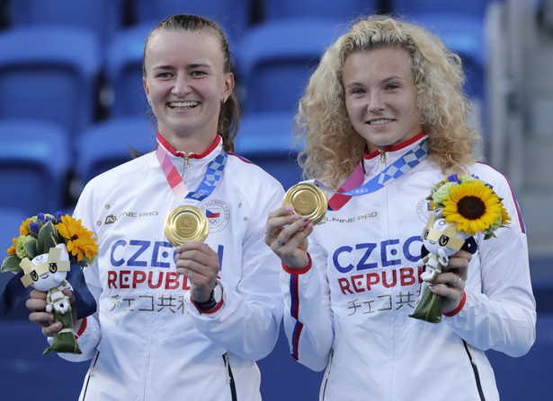 Tenisistki Barbora Krejcikova (L) i Katerina Siniakova (P) celebrujące zdobycie złotego medalu w grze podwójnej kobiet